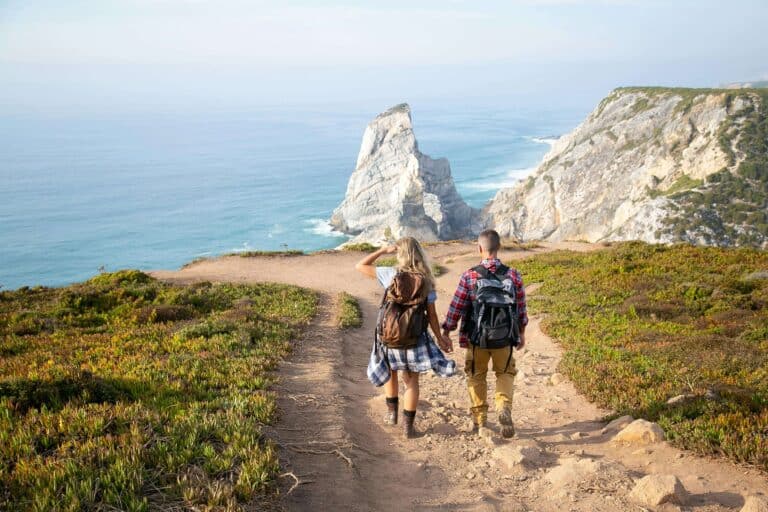 Destinazioni emergenti. camminatori e trekking sul mare