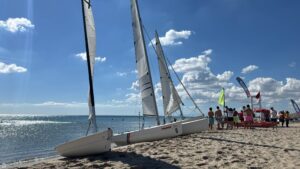 turismo-esperienziale-sport-benessere Persona che osserva il paesaggio durante una pausa da un'attività outdoor