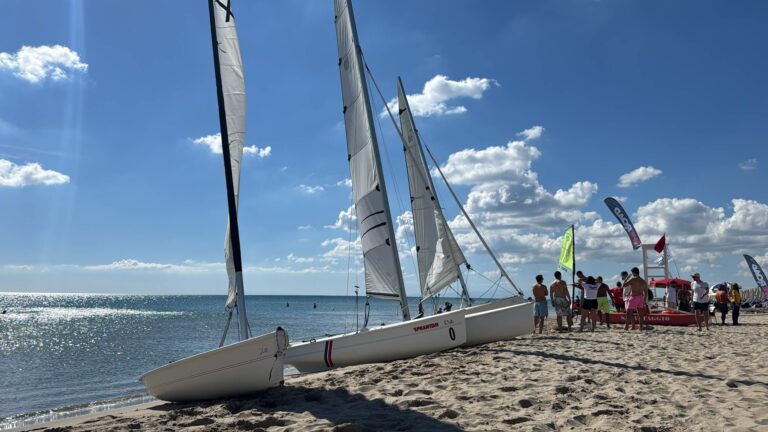 turismo-esperienziale-sport-benessere Persona che osserva il paesaggio durante una pausa da un'attività outdoor